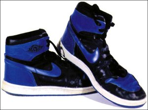 Air Jordan 1 basketball shoe in blue and black