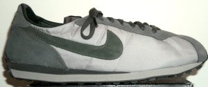 The Nike Waffle Trainer shoe in gray with dark green SWOOSH