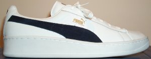 Puma "Super Basket" sneaker in white with dark blue formstrip